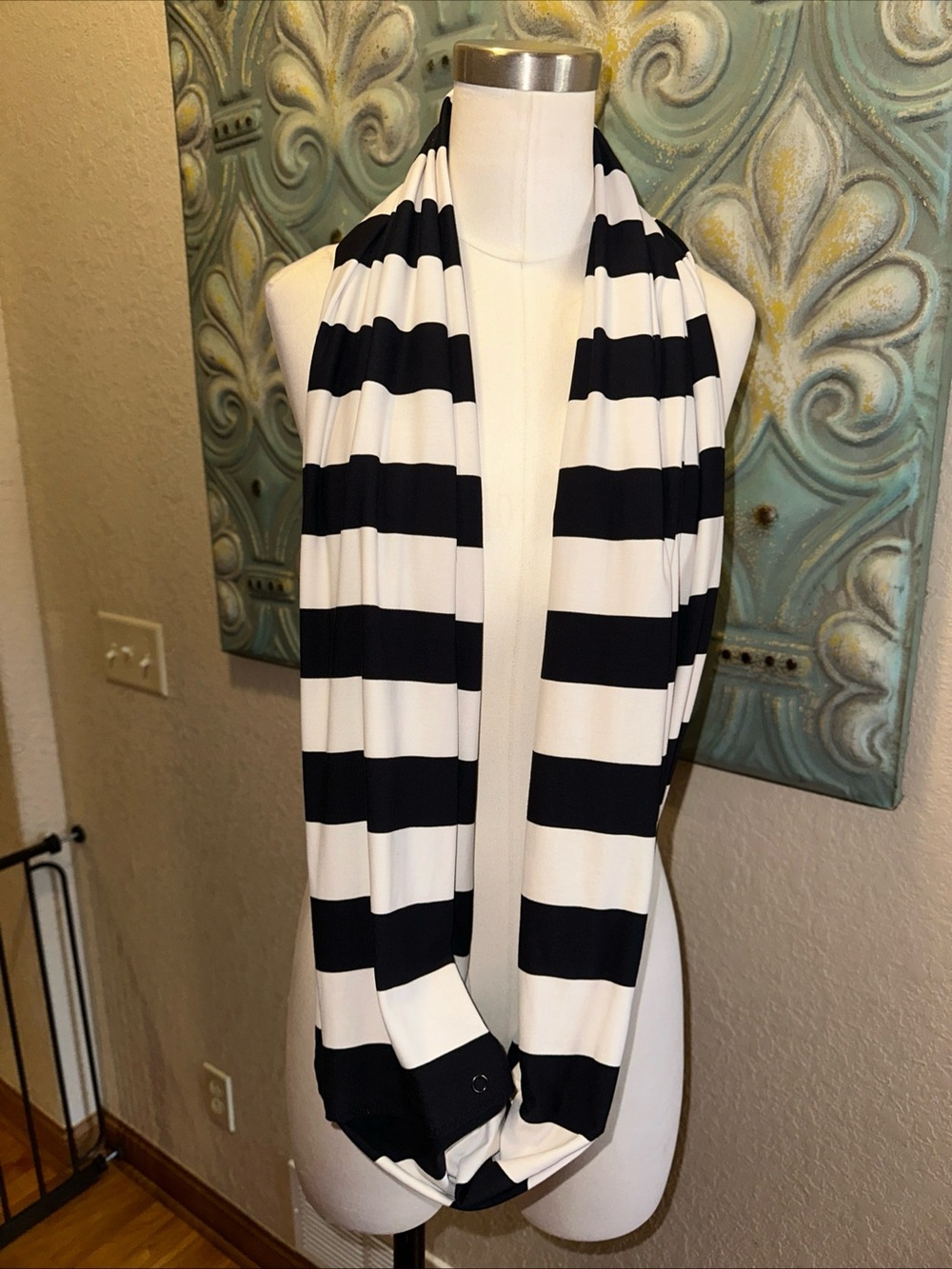 Lululemon Vinyasa Infinity Scarf Black White Stripe Snap Loop Wrap One Size